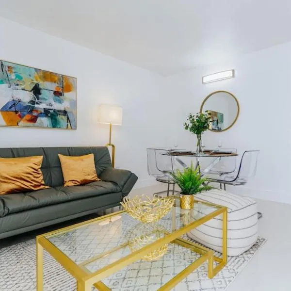 Amazing 2BR at Brickell Free Parking, hótel í Miami