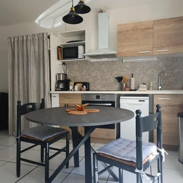 Beau studio rénové en centre-ville de Sète, hotel in Sète