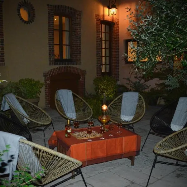 Cottage Mackinley, domaine entier, séjour nature et détente automnale, 15 pers, Centre Historique, gare TER, hotel in Aubigny-sur-Nère