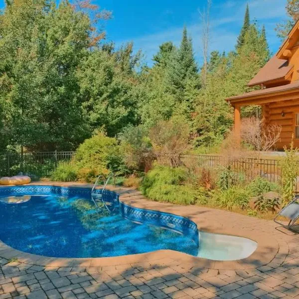 Game Room Hot Tub & Sauna in Rustic Log Cottage: Mille-Isles şehrinde bir otel