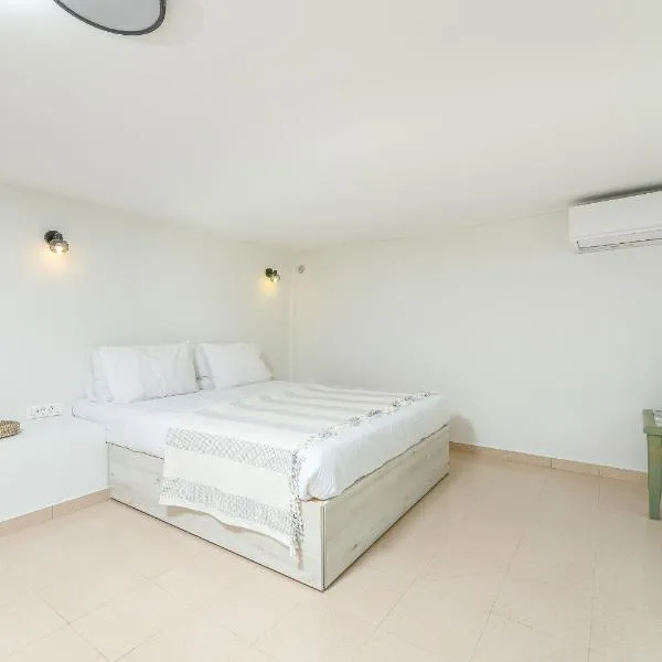 Lyria Hotel Apartments, hotel in Stalós