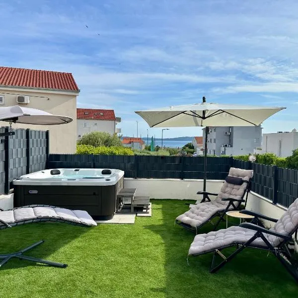 Modern apartment with jacuzzi "Sunny Home", hotel u gradu Kaštela