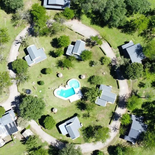 cabaña rodeada de bosque, hotel in La Porteña