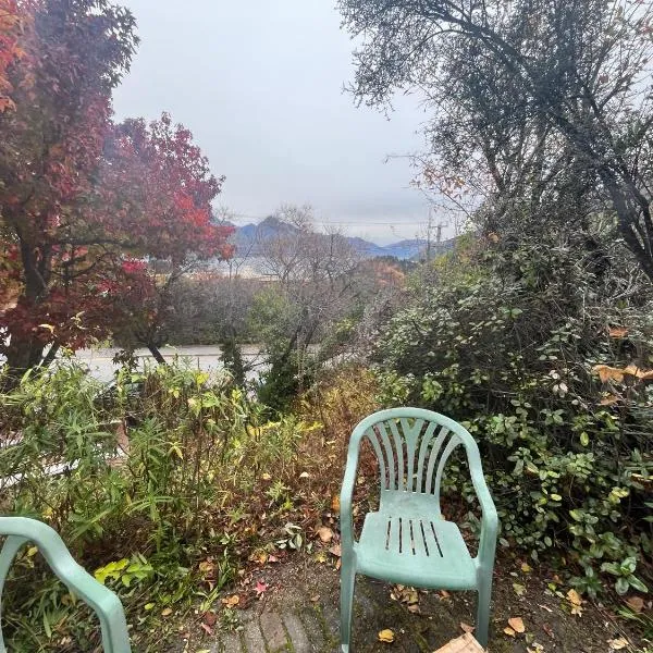 Retro cosy unit with lake views and patio walk to town, hotel v destinaci Queenstown