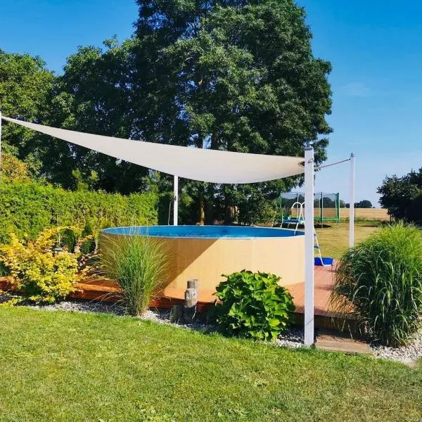 Idyllisches Dorfhaus vor Usedom, hotel em Gützkow