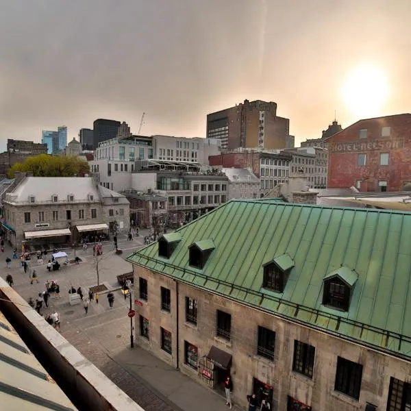 Spacious two stories condo in old port free parking, hotel in Montréal