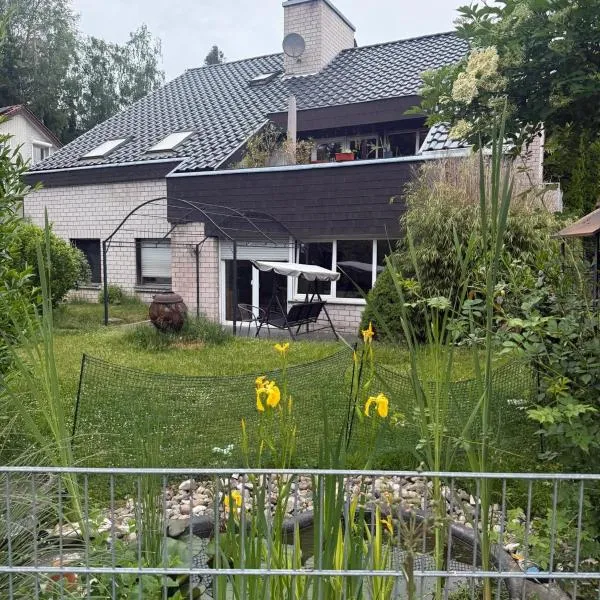Cozy Garden Apartment near Train Station & Nature, hotel v mestu Burgthann