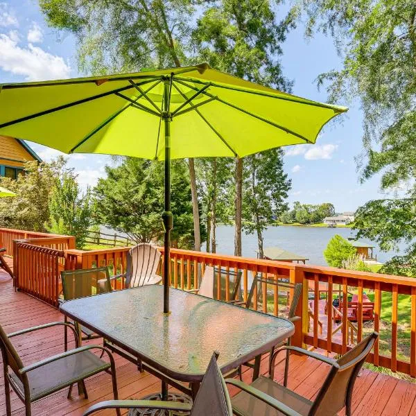 Lakefront Sparta Cottage with Decks and Boat Dock, hotel v destinaci Sparta