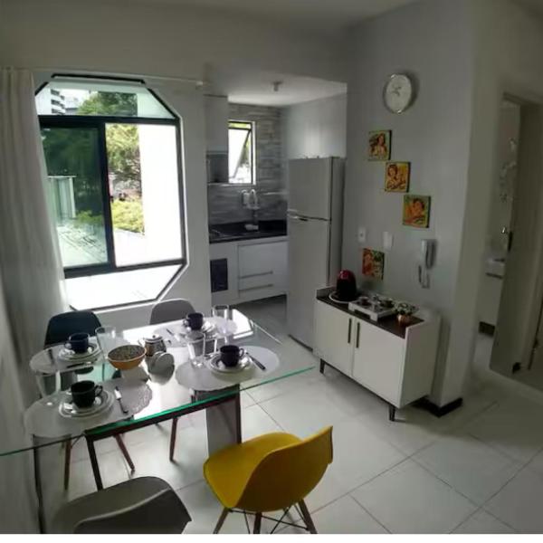 QUARTO SALA EXCELENTE LOCALIZAÇÃO Rua arborizada paralela as praias de Ondina e Barra Próxima ao Shopping Barra com Wifi e garagem própria - Foto 3