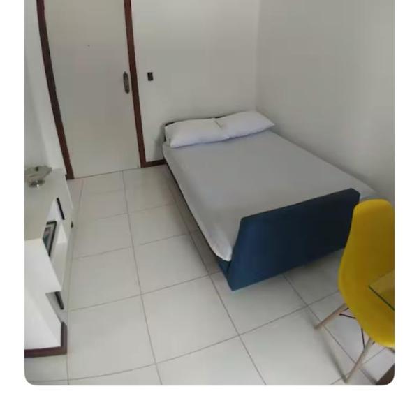 QUARTO SALA EXCELENTE LOCALIZAÇÃO Rua arborizada paralela as praias de Ondina e Barra Próxima ao Shopping Barra com Wifi e garagem própria - Foto 5