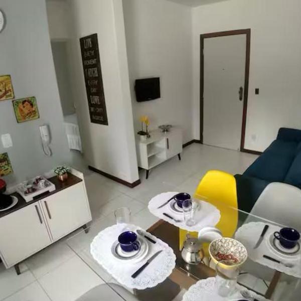 QUARTO SALA EXCELENTE LOCALIZAÇÃO Rua arborizada paralela as praias de Ondina e Barra Próxima ao Shopping Barra com Wifi e garagem própria - Foto 2