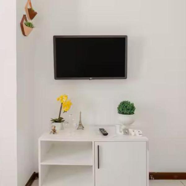 QUARTO SALA EXCELENTE LOCALIZAÇÃO Rua arborizada paralela as praias de Ondina e Barra Próxima ao Shopping Barra com Wifi e garagem própria - Foto 4