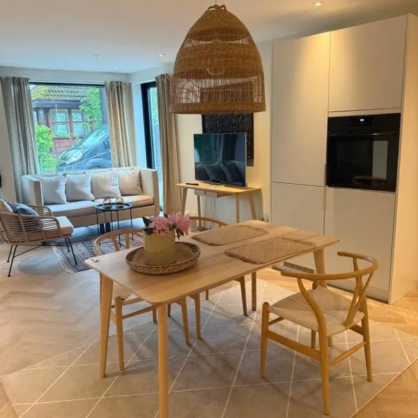 Beachfront apartment with private swimming dock, hotel in Asker