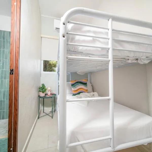 Room 8 Colorful Crash Pad Near Cerra Art，聖胡安的飯店