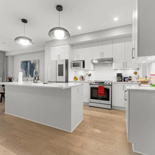 BLISS Modern Luxury 3BED Entire Townhome PLUS FREE Parking, hotel in Ottawa