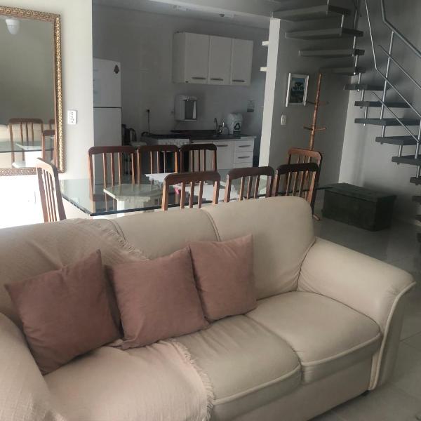 Duplex charmoso, completo, amplo e aconchegante na praia