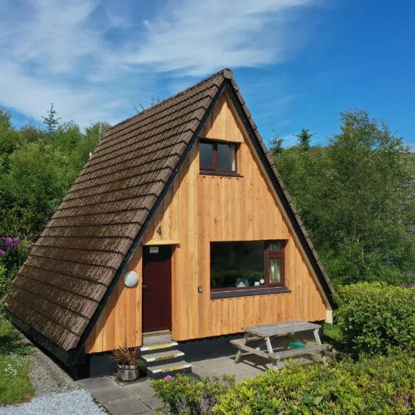 1 Bedroom Cabin with Mountain & Loch Views - Quiet Location between Glencoe & Ben Nevis, hotel in Corran