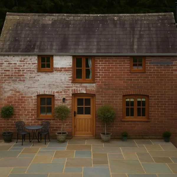 Private Country Cottage with alfresco garden patio, outdoor tub with country views- Brecon Beacons National Park, khách sạn ở Llangadog