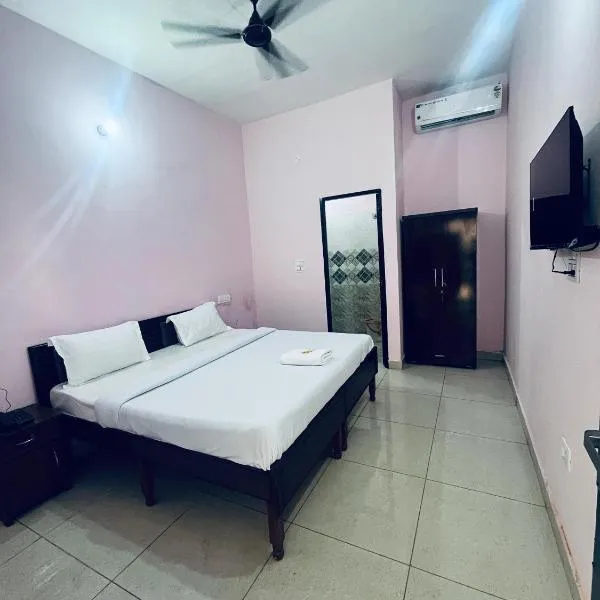 Mahadev Homestay !! Preferred Partner ! Walking Distance To Chandigarh Int'l Airport !, khách sạn ở Chandigarh Airport