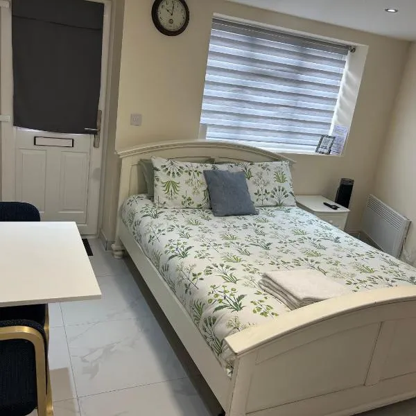 Cozy Studio Near Train Station, hotel Redbridge-ben