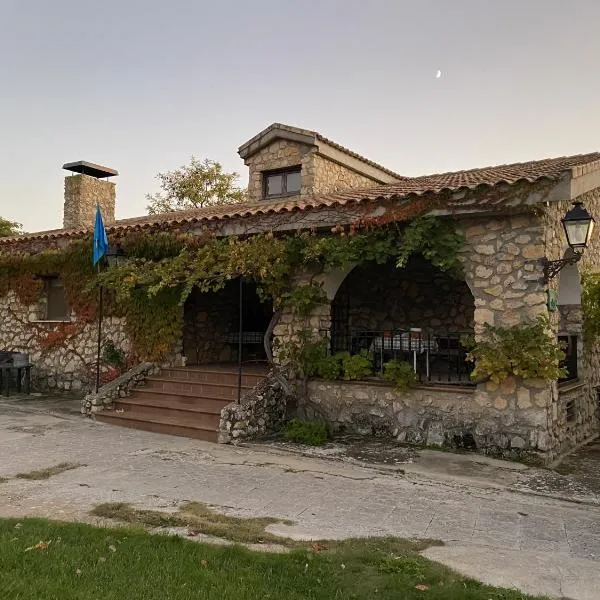 Casa para grupos, privacidad, naturaleza, rio, chimenea, barbacoa, vistas y piscina, хотел в Zorita de los Canes