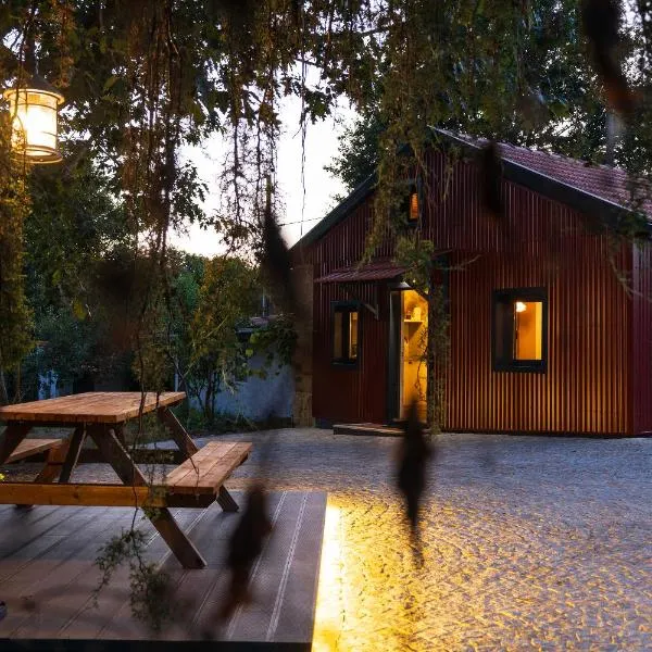 Quintinha do Varoso - Little Red Cottage House, hotel di São Pedro do Sul