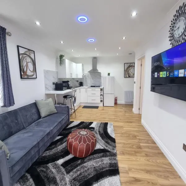 Very Cosy & Lovely 1 Bed Garden Apartment with side access, hotel v destinaci Slades Green