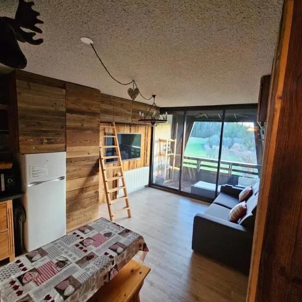 Studio cabine 4 pers Cosy esprit chalet Les glovettes, hotel in Villard-de-Lans