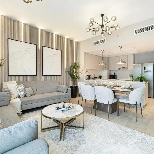 Luxury 4 Bedroom Apartment with Ferrari World and Sea Views, Yas Island Waterfront, Pool, Gym, Playground, Walk to Yas Mall, hotel in Abu Dhabi