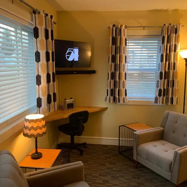 Cottage11 of Avalon -2 Bedroom-1 Bath- Laundry- Sleeps 6, hotel v destinaci Lansing