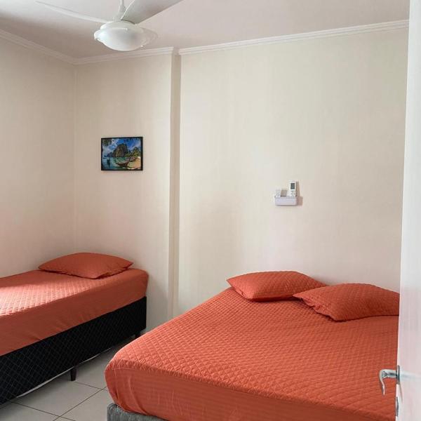 Pé na areia, 2 quartos, 2 banheiros, ar nos quartos, estacionamento ,cadeiras e guarda sol - Foto 2