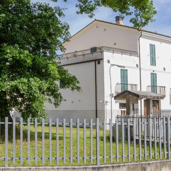 Gran sasso white house, hotel in Colledara