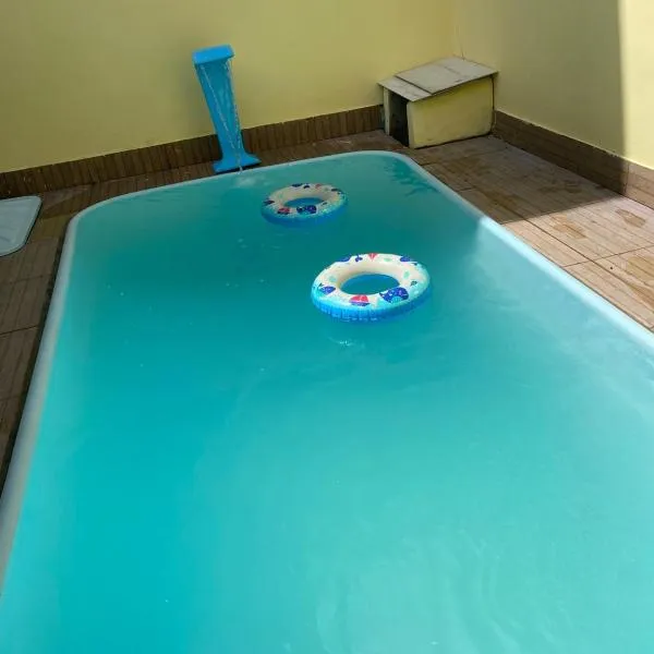 Casa aconchegante com piscina próximo a praia, shopping e centro de Aracaju โรงแรมในบาร์รา ดุส โคเครุส