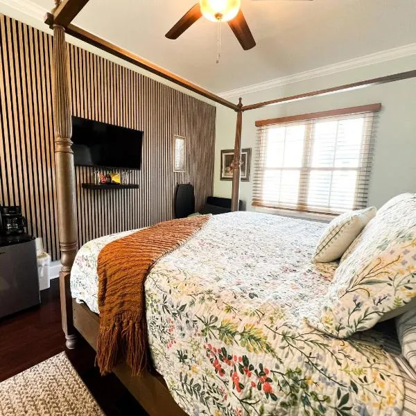Victorian Modern Room in Carriage House - Unit B, hotel en Savannah