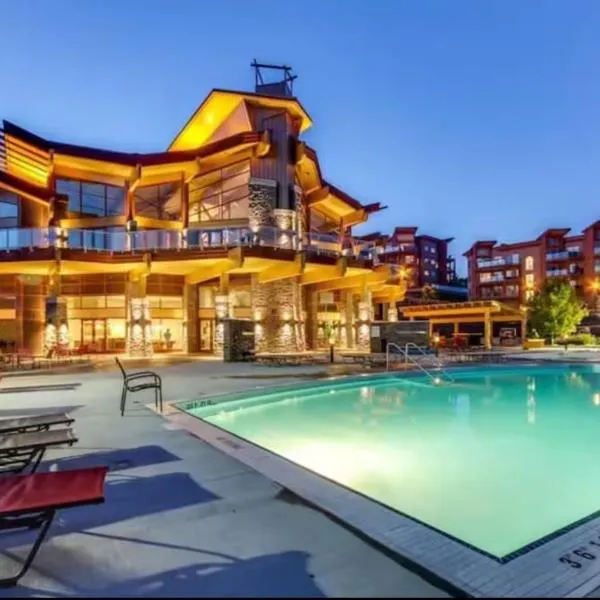 Kelowna family-friendly lake & Mountain view Luxury condo with AC, pool, Hot tub, near winery and shopping center, hotell i West Kelowna