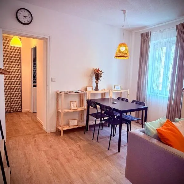 Apartment 50m2-Free private parking-Self check in !! Appartement 50m2 intramuros-Parking privé gratuit-Arrivée autonome!!, hotel v Avignonu