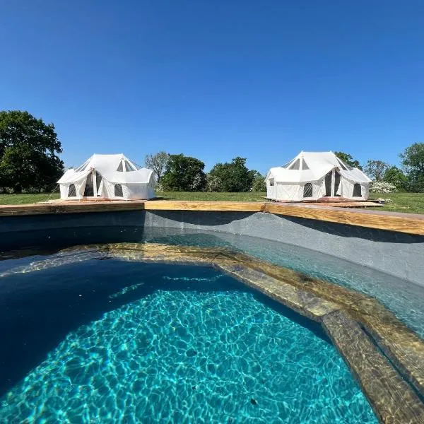 GreenFeilds Glamping Stargazing Yurts and Outdoor Spa, מלון בMilwich