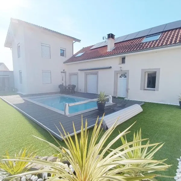 La villa de Julien avec piscine, hotell sihtkohas Aureilhan