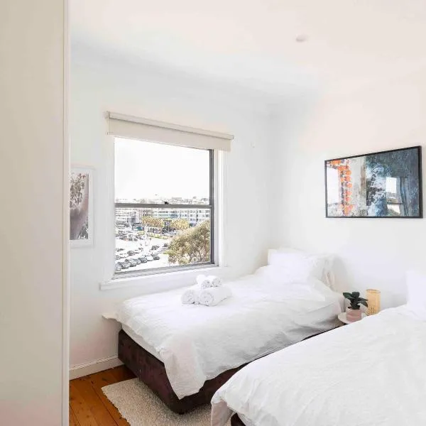 Bondi Beach 2BR - Panoramic Ocean View - Superhost #13, hotel di Sydney