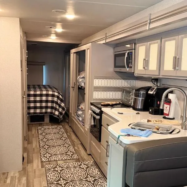 Private Cozy R/V , for your enjoyment、Tamiamiのホテル