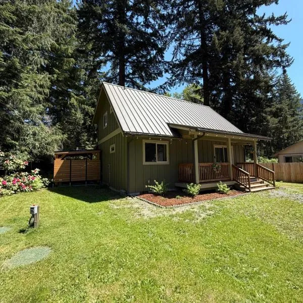 New - Cabin Minutes to Mt Rainier - EV, HotTub, 2 Queen and Twin, hotel v destinaci Ashford