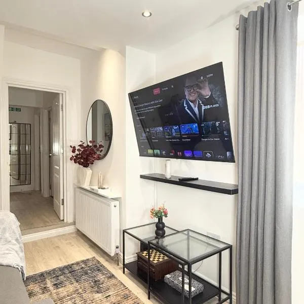 'The Elegant Comfort' - A Stunning Luxury 2-Bed Flat with Private Garden & Patio - Free Parking, hotel in Northampton