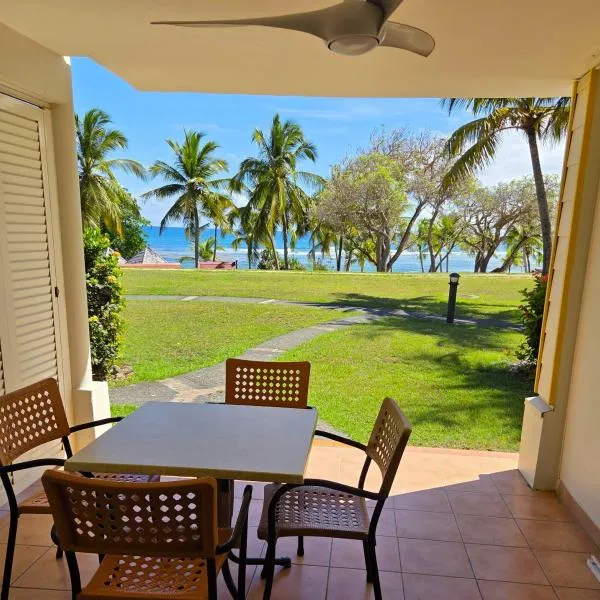 Studios Angoreva vue mer - côté plage ou jardin - Village vacances - Sainte-Anne Guadeloupe、Courcellesのホテル