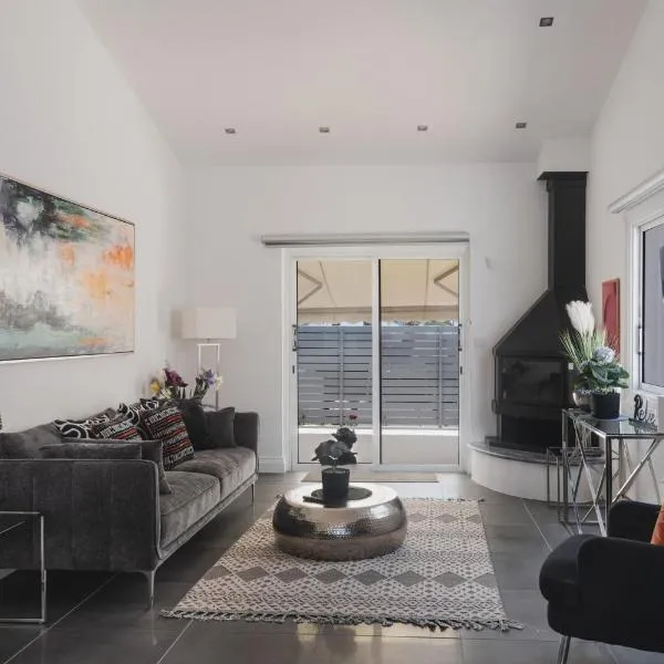 Botanical Art House by Staycom, hotel in Paphos