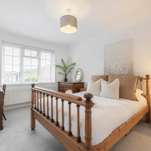 Quiet Mews House with PARKING and GARDEN close to centre and beach, hotel a Brighton