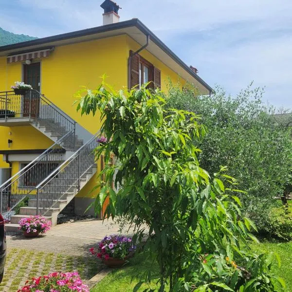Apartment L'ulivo lake view private road 5 kilometers from Varenna, hotel in Lierna