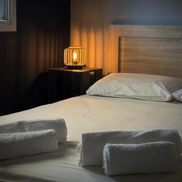 Joannas Airport Luxury Rooms, hotel in Artemida