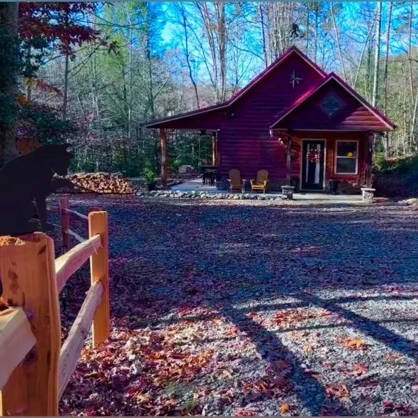 Appalachian Mountain Cabin-Updated-Private-Rafting on Ocoee River-Hiking-Waterfalls-WiFi-Pets OK, hotel v destinaci Murphy