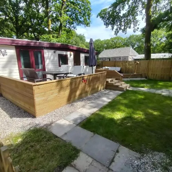 Chalet Vuurvos - gelegen in Drenthe met prachtig wandel en fiets gebied, hotel v destinaci Eext