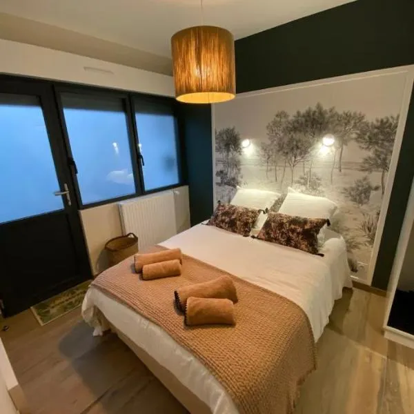 CHAMBRE COCOONING centre ville des Sables D'Olonne quartier Gare Saint Michel située à 1 kilomètre du remblai, hotel in Les Sables-dʼOlonne